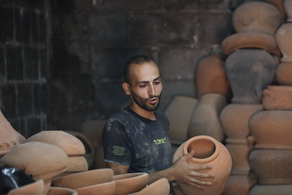 عمال فلسطينيون يصنعون الفخار يدويًا داخل مصنع متضرر في منطقة النفاق بمدينة غزة، في 6 أغسطس/آب 2026، محافظين على حرفة توارثوها عبر الأجيال رغم الدمار ونقص الموارد والمعدات. تصوير: بلال أسامة