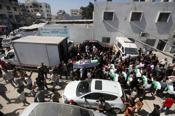 فلسطينيون يشاركون في تشييع رفات 50 شخصًا انتُشلوا من تحت أنقاض مبانٍ مدمرة في مدينة غزة، 20 آب/أغسطس 2026. (تصوير: بلال أسامة)