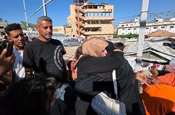 مرضى فلسطينيون ومرافقوهم لدى وصولهم إلى مجمع ناصر الطبي في خان يونس، جنوب قطاع غزة، في 10 أغسطس/آب 2026، بعد عودتهم من الضفة الغربية عبر معبر كرم أبو سالم إثر أشهر من تعذر الوصول إلى غزة بسبب الحرب وإغلاق المعابر. (صورة: طارق محمد)