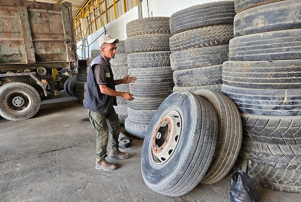 عمال في بلدية خان يونس يصلحون مرافق المياه والصرف الصحي والمولدات وسط نقص الوقود وقطع الغيار. تصوير: طارق محمد