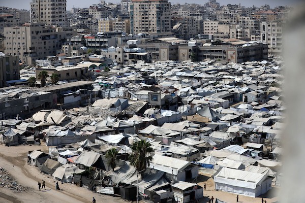 خيام تؤوي نازحين فلسطينيين على ساحل مدينة غزة وبين مبانٍ متضررة جراء الحرب، في 10 أغسطس/آب 2026. تصوير: بلال أسامة.