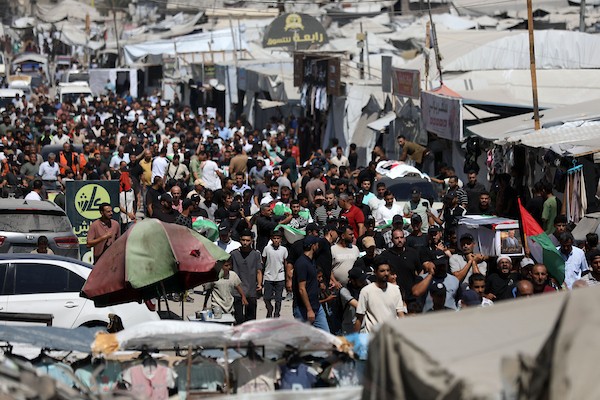 فلسطينيون يشاركون في تشييع رفات 50 شخصًا انتُشلوا من تحت أنقاض مبانٍ مدمرة في مدينة غزة، 20 آب/أغسطس 2026. (تصوير: بلال أسامة)