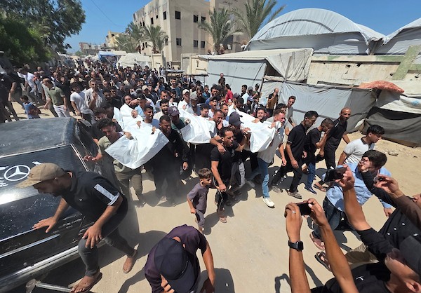 حضر المشيعون جنازة ثلاثة من أفراد عائلة عابدين في مجمع ناصر الطبي بخان يونس، جنوب قطاع غزة، في 28 أغسطس/آب 2026.صورة: طارق محمد