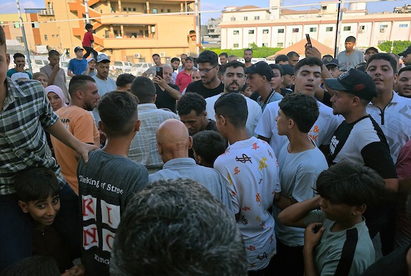 وصل أسرى فلسطينيون مُفرج عنهم من السجون الإسرائيلية إلى مجمع ناصر الطبي في خان يونس، جنوب قطاع غزة، في 16 أغسطس/آب 2026. (صورة: طارق محمد)