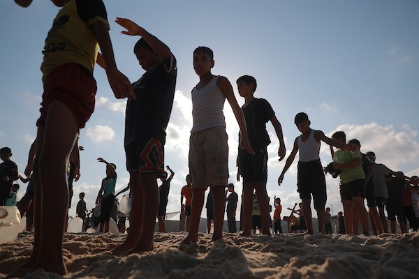 أطفال فلسطينيون خلال تدريبات للسباحة على ساحل خان يونس جنوب قطاع غزة، 21 أغسطس/آب 2026، ضمن برنامج يهدف إلى دعمهم نفسياً وتوفير أنشطة ترفيهية. تصوير: طارق محمد.
