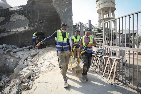 متطوعون من فريق حماة التراث يعملون على ترميم مسجد أبو سليم التاريخي في دير البلح وسط قطاع غزة، في 27 آب/أغسطس 2026. (تصوير: معز صالحي)