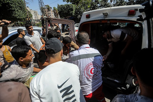 انتشل مسعفون ومتطوعون جثامين شهداء وجرحى من موقع غارة إسرائيلية استهدفت مقرًا للشرطة البلدية وسط غزة، 19 أغسطس/آب 2026،(صورة: بلال أسامة)
