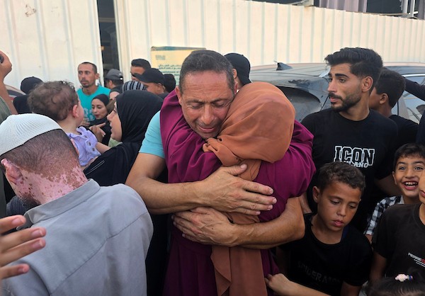 مرضى ومرافقوهم يصلون إلى مجمع ناصر الطبي في خان يونس بعد عودتهم من الأردن إثر انتهاء علاجهم، ضمن مجموعة تضم 63 مريضًا ومرافقًا، 26 أغسطس/آب 2026. تصوير: طارق محمد.