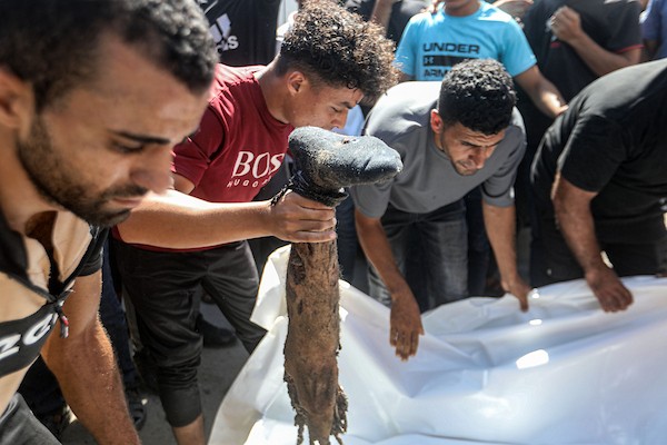 انتشل مسعفون ومتطوعون جثامين شهداء وجرحى من موقع غارة إسرائيلية استهدفت مقرًا للشرطة البلدية وسط غزة، 19 أغسطس/آب 2026،(صورة: بلال أسامة)