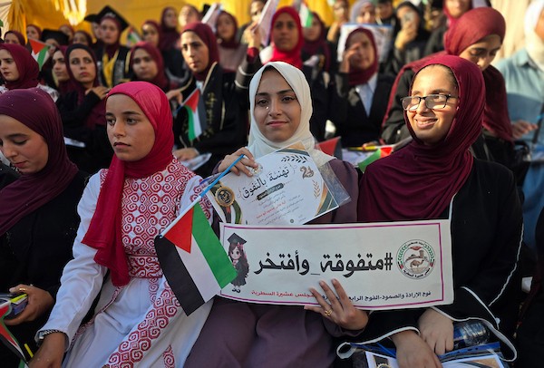 طلاب فلسطينيون متفوقون في المرحلة الثانوية برفقة عائلاتهم خلال حفل تكريم في خان يونس، جنوب قطاع غزة، في 6 أغسطس/آب 2026، احتفاءً بنجاح 140 طالبًا وطالبة رغم الظروف الصعبة. تصوير: طارق محمد