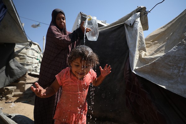 تعيش عائلات فلسطينية نازحة في خيام بمخيم النصيرات للاجئين وسط قطاع غزة، في 13 أغسطس/آب 2026. (صورة: حسن الجدي)