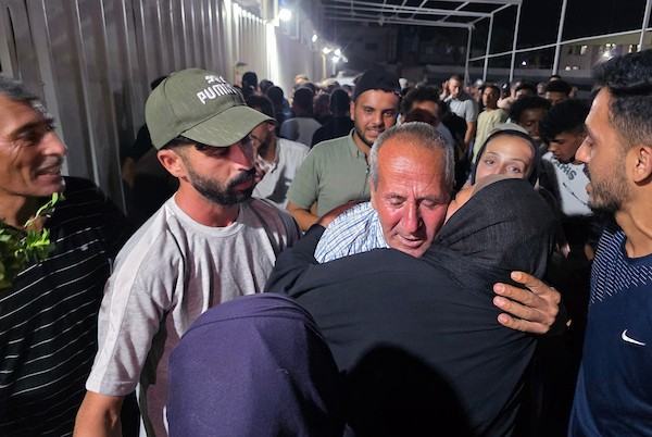 وصل مرضى فلسطينيون ومرافقوهم وعمال عائدون من الضفة الغربية إلى مجمع ناصر الطبي في خان يونس، جنوب قطاع غزة، ليلة 25 أغسطس/آب 2026. (صورة: طارق محمد)
