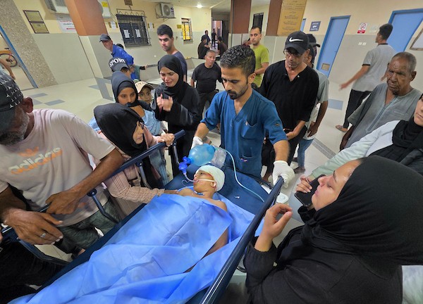 الطفل محمد أمير شعث يتلقى العلاج في مجمع ناصر الطبي بعد إصابته بجروح خطيرة في الرأس والقدم أثناء عودته إلى منزل عائلته في خان يونس، جنوب قطاع غزة.(صورة: طارق محمد)