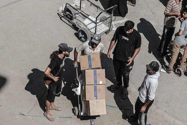 فلسطينيون يتلقون مساعدات غذائية من برنامج الأغذية العالمي في مخيم النصيرات وسط قطاع غزة، في 19 أغسطس/آب 2026، بالتزامن مع اليوم العالمي للعمل الإنساني. الصورة: معز صالحي