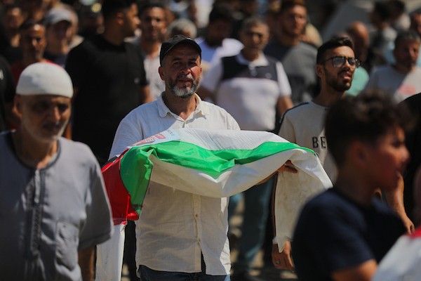 فلسطينيون يشاركون في تشييع رفات 50 شخصًا انتُشلوا من تحت أنقاض مبانٍ مدمرة في مدينة غزة، 20 آب/أغسطس 2026. (تصوير: بلال أسامة)