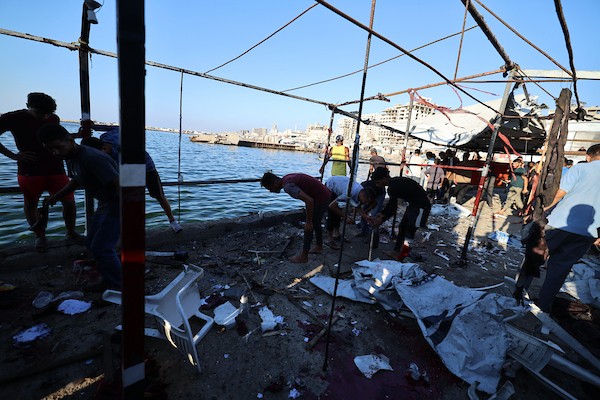 فلسطينيون في موقع غارة جوية إسرائيلية استهدفت مجموعة من المدنيين على الواجهة البحرية غرب مدينة غزة، في 18 أغسطس/آب 2026.(صورة: هادي داود)