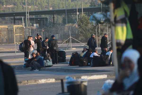 فلسطينيون من قطاع غزة، بينهم مرضى ومرافقون وعمال كانوا يعملون في إسرائيل، ينتظرون عند حاجز ترقوميا غرب الخليل في الضفة الغربية، في 24 أغسطس/آب 2026 .صورة: مأمون وزواز