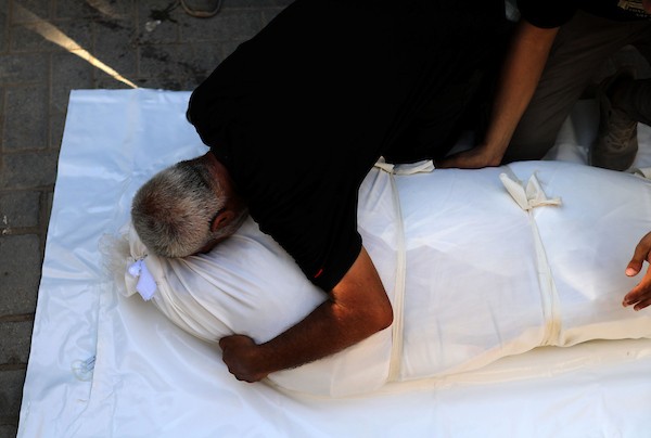 فلسطينيون يشيّعون جثامين تسعة أشخاص، بينهم طفل، استُشهدوا في غارة جوية إسرائيلية استهدفت مقرًا للشرطة وسط مدينة غزة، في 19 أغسطس/آب 2026. الصورة: بلال أسامة