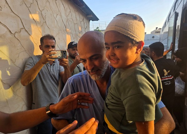 مرضى ومرافقوهم يصلون إلى مجمع ناصر الطبي في خان يونس بعد عودتهم من الأردن إثر انتهاء علاجهم، ضمن مجموعة تضم 63 مريضًا ومرافقًا، 26 أغسطس/آب 2026. تصوير: طارق محمد.