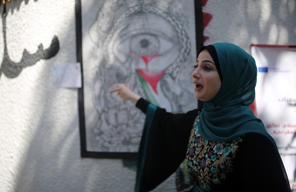 حضر فلسطينيون معرض ريشة السلام الذي ضمّ أعمالاً فنية ورسومات لشابات من مدينة غزة، وذلك في 30 أغسطس/آب 2026. تصوير: محمد صالحة
