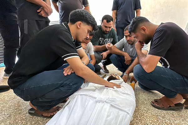ودّاع الفلسطينيون جثمان محمد أبو أسد بعد استشهاده في غارة إسرائيلية استهدفت خيمة تأوي نازحين قرب مستشفى شهداء الأقصى في دير البلح، وسط قطاع غزة، في 24 أغسطس/آب 2026.(صورة: أحمد إبراهيم)