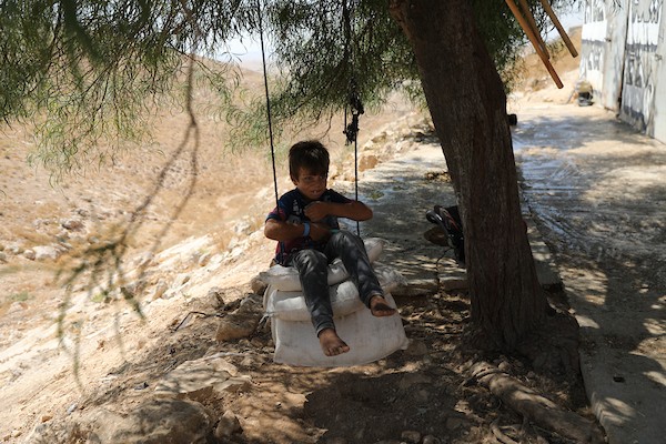 فلسطينيون يتفقدون الأضرار التي لحقت بالمنازل وألواح الطاقة الشمسية في خربة الطوبا، بمسافر يطا جنوب الخليل، في 6 أغسطس/آب 2026، عقب هجوم قال السكان إن مستوطنين إسرائيليين نفذوه. تصوير: مأمون وزواز