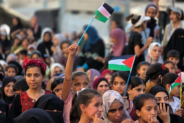 طلاب فلسطينيون متفوقون في المرحلة الثانوية برفقة عائلاتهم خلال حفل تكريم في خان يونس، جنوب قطاع غزة، في 6 أغسطس/آب 2026، احتفاءً بنجاح 140 طالبًا وطالبة رغم الظروف الصعبة. تصوير: طارق محمد