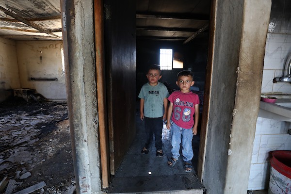 فلسطينيون يتفقدون منزلاً تضرر جراء حريق قال سكان إن مستوطنين أشعلوه في منطقة خلات الفرا بمدينة يطا، جنوب الخليل، 20 أغسطس/آب 2026. صورة: مأمون وزواز