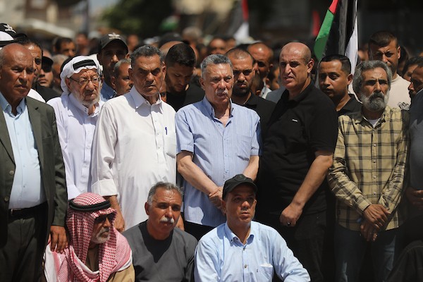 فلسطينيون يشيّعون في مدينة غزة، في 4 أغسطس/آب 2026، جثامين ورفات 112 شخصاً من عائلتي الحساينة وأبو شريعة، انتشلتها طواقم الدفاع المدني من تحت أنقاض منازلهم في حي الصبرة، بعد بقائها مدفونة منذ غارة إسرائيلية استهدفت المنطقة في نوفمبر/تشرين الثاني 2023.