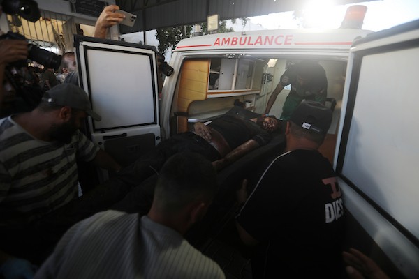 ودّع فلسطينيون جثامين ثلاثة أشخاص في مجمع الشفاء الطبي بمدينة غزة في 25 أغسطس/آب 2026، بعد استشهادهم في غارة إسرائيلية على مخيم جباليا (صورة: بلال أسامة)
