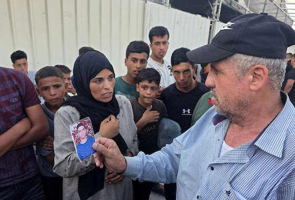 وصل أسرى فلسطينيون مُفرج عنهم من السجون الإسرائيلية إلى مجمع ناصر الطبي في خان يونس، جنوب قطاع غزة، في 16 أغسطس/آب 2026. (صورة: طارق محمد)