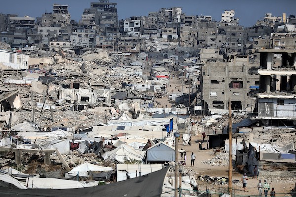 خيام فلسطينية نُصبت بجوار منازل مدمرة في منطقة الزرقاء بمدينة غزة. (تصوير: بلال أسامة)