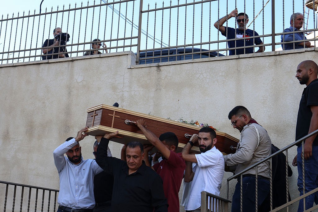 جانب من تشييع جثمان الفنان الكبير الراحل (Getty Images) 1.jpg