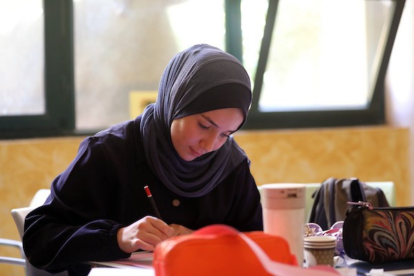 فنانون فلسطينيون خلال ورشة «الزمان والمكان» في مدينة غزة، حيث جسدت أعمالهم واقع الحرب والنزوح ورسائل الأمل والصمود، 15 أغسطس/آب 2026. تصوير: بلال أسامة.