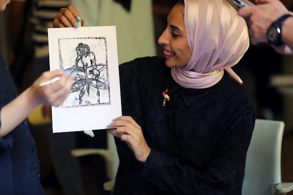 فنانون فلسطينيون خلال ورشة «الزمان والمكان» في مدينة غزة، حيث جسدت أعمالهم واقع الحرب والنزوح ورسائل الأمل والصمود، 15 أغسطس/آب 2026. تصوير: بلال أسامة.