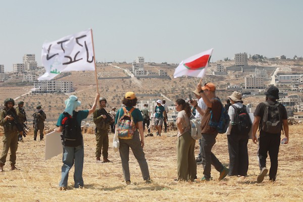 فلسطينيون ونشطاء دوليون خلال وقفة تضامنية مع أصحاب أراضٍ مهددة بالمصادرة في منطقة هراسا بمدينة بيت ساحور، في 14 أغسطس/آب 2026.(تصوير: مأمون وزواز)