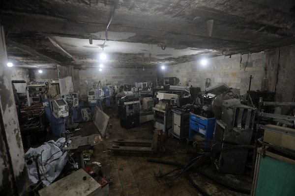 مهندسون يحاولون إصلاح أجهزة طبية تضررت جراء القصف والدمار في مستشفى الشفاء بمدينة غزة، في 16 آب/أغسطس 2026. (صورة: بلال أسامة)