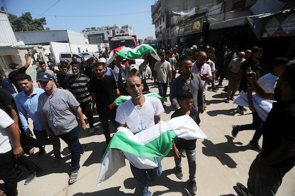 فلسطينيون يشاركون في تشييع رفات 50 شخصًا انتُشلوا من تحت أنقاض مبانٍ مدمرة في مدينة غزة، 20 آب/أغسطس 2026. (تصوير: بلال أسامة)