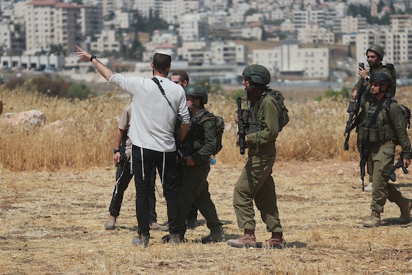 فلسطينيون ونشطاء دوليون خلال وقفة تضامنية مع أصحاب أراضٍ مهددة بالمصادرة في منطقة هراسا بمدينة بيت ساحور، في 14 أغسطس/آب 2026.(تصوير: مأمون وزواز)