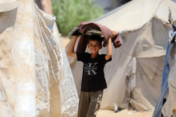 فلسطينيون نازحون يقيمون في خيام مؤقتة ومكتظة على طول شاطئ مدينة غزة، في 12 أغسطس/آب 2026.(صورة: بلال أسامة)