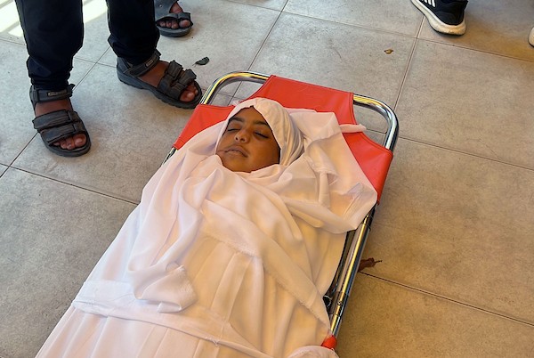 مشيعون يودعون الطفلة الفلسطينية صبا الحشاش في مجمع ناصر الطبي بخان يونس، جنوب قطاع غزة، في 10 أغسطس/آب 2026. تصوير: طارق محمد