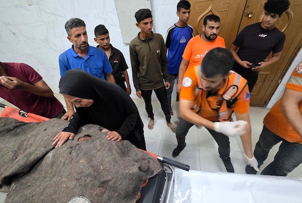 فلسطينيون ينقلون جثمان شاب وستة جرحى، بينهم أطفال، إلى مجمع ناصر الطبي عقب غارة إسرائيلية استهدفت سطح منزل في مخيم خان يونس للاجئين، جنوب قطاع غزة، في 24 أغسطس/آب 2026. صورة: طارق محمد