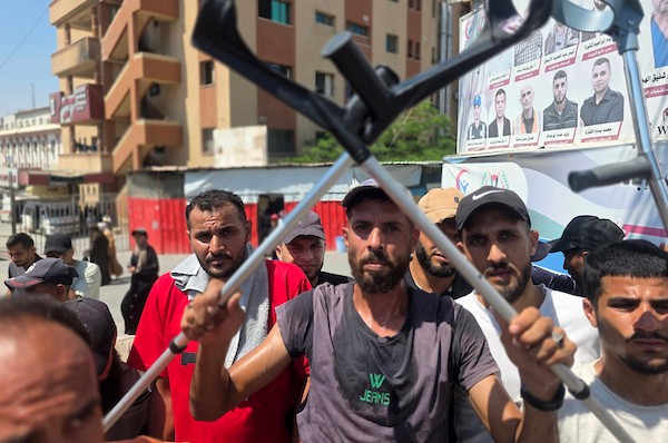 مرضى وجرحى فلسطينيون يحملون تحويلات طبية في احتجاج أمام مجمع ناصر الطبي في خان يونس، جنوب قطاع غزة، في 23 أغسطس/آب 2026، (صورة: طارق محمد)