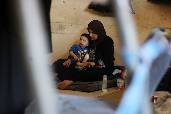 الطفل الفلسطيني حمزة الرباعي، البالغ من العمر عامًا واحدًا، يعيش مع أقارب والده في مركز إيواء بمدينة غزة، بعدما أصبح الناجي الوحيد من عائلته المباشرة إثر مقتل والديه وإخوته الثلاثة في هجمات إسرائيلية منفصلة، 10 أغسطس/آب 2026. (صورة: بلال أسامة)