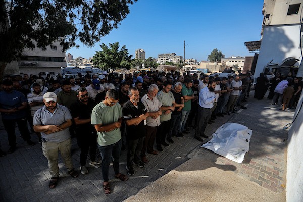 فلسطينيون يشيّعون جثامين تسعة أشخاص، بينهم طفل، استُشهدوا في غارة جوية إسرائيلية استهدفت مقرًا للشرطة وسط مدينة غزة، في 19 أغسطس/آب 2026. الصورة: بلال أسامة