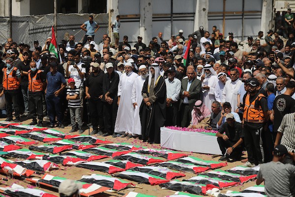 فلسطينيون يشيّعون في مدينة غزة، في 4 أغسطس/آب 2026، جثامين ورفات 112 شخصاً من عائلتي الحساينة وأبو شريعة، انتشلتها طواقم الدفاع المدني من تحت أنقاض منازلهم في حي الصبرة، بعد بقائها مدفونة منذ غارة إسرائيلية استهدفت المنطقة في نوفمبر/تشرين الثاني 2023.