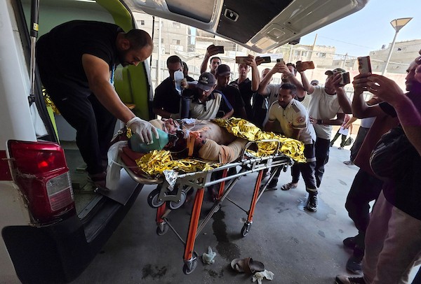 نقل مسعفون فلسطينيين جرحى إلى مجمع ناصر الطبي في خان يونس، جنوب قطاع غزة، في 16 أغسطس/آب 2026، بعد غارة جوية إسرائيلية استهدفت خيمة في منطقة المواصي.(صورة: طارق محمد)