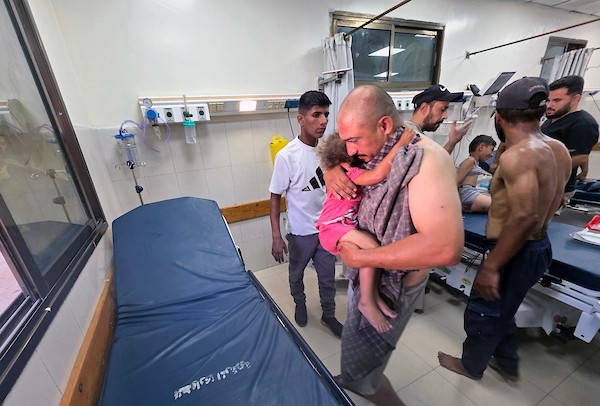 نقل جرحى، بينهم أطفال، إلى مجمع ناصر الطبي في خان يونس، جنوب قطاع غزة، في 23 أغسطس/آب 2026. (صورة: طارق محمد)