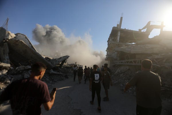 تجمع فلسطينيون في موقع غارة إسرائيلية استهدفت مبنى سكنياً في مخيم الشاطئ، غرب مدينة غزة، في 24 أغسطس/آب 2026. صورة من بلال أسامة