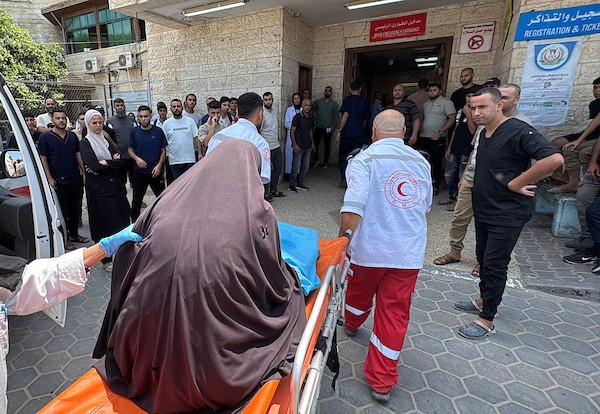 نقل مسعفون جثمان وعدداً من الجرحى إلى مستشفى شهداء الأقصى إثر غارة إسرائيلية استهدفت فناء منزل في دير البلح، وسط قطاع غزة، في 22 أغسطس/آب 2026. (صورة: أحمد إبراهيم)